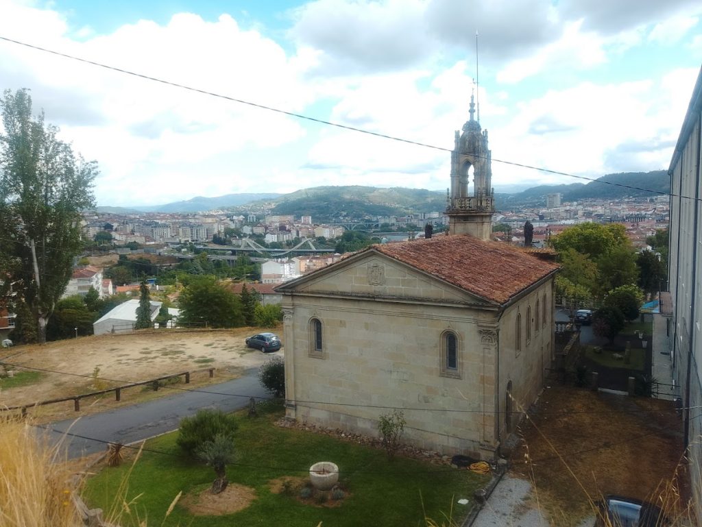 Vista del Seminario Mayor de Ourense, donde funciona el Archivo Diocesano, con la ciudad de Ourense al fondo.