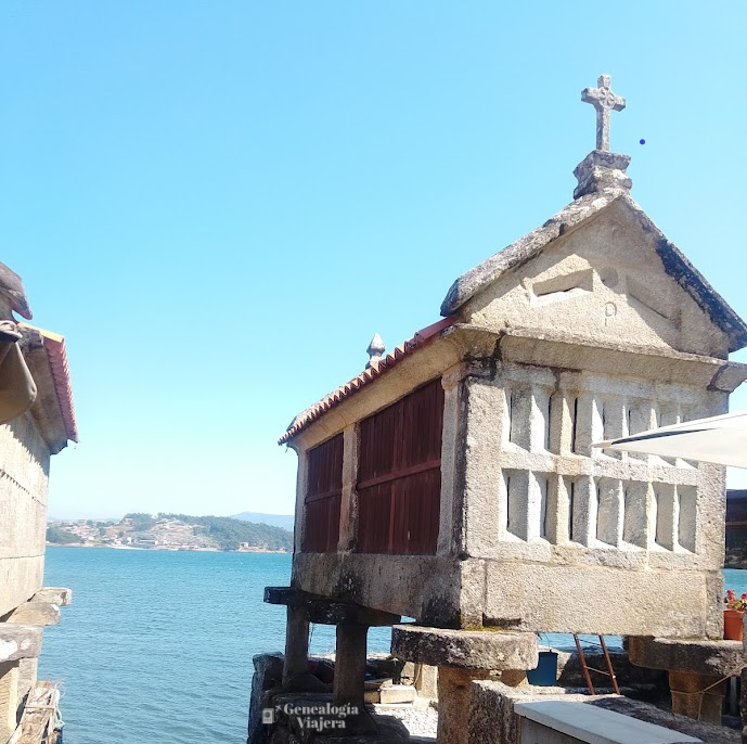Hórreos frente al mar en COmbarro