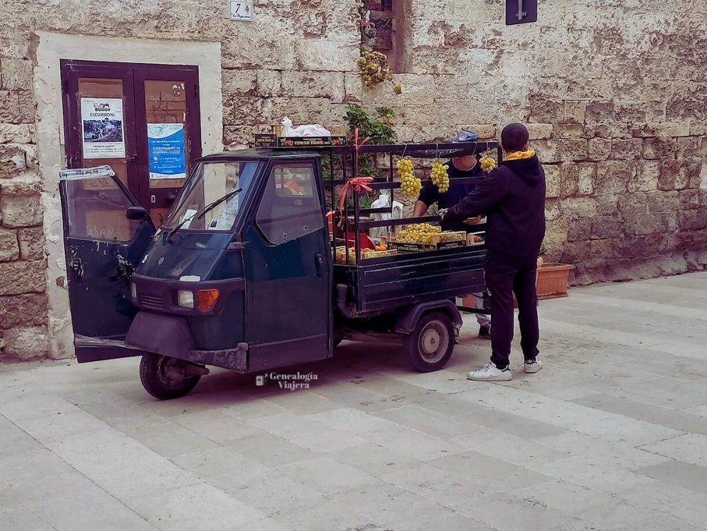 Puesto de frutas ambulante en Monopoli