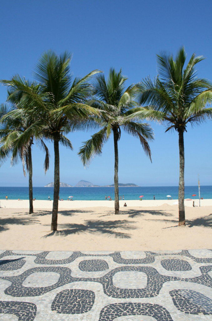 Vereda con mosaicos blanco y negro y palmeras frente a la playa de Copacabana, Río de Janeiro