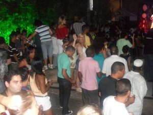 Gente bailando en un ensayo del carnavalde Salvador de Bahia