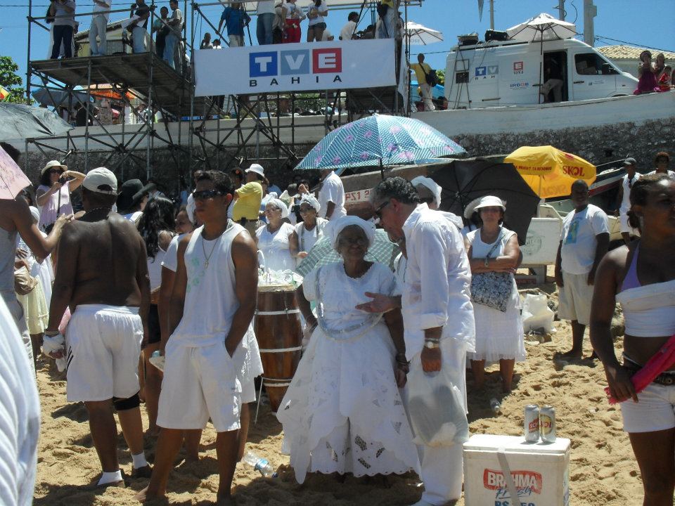 Atuendos en la fiesta de Iemanja y vendedores de cerveza