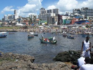 Barcascon ofrendas florales en la fiesta de Iemanja - Salvador- Bahia