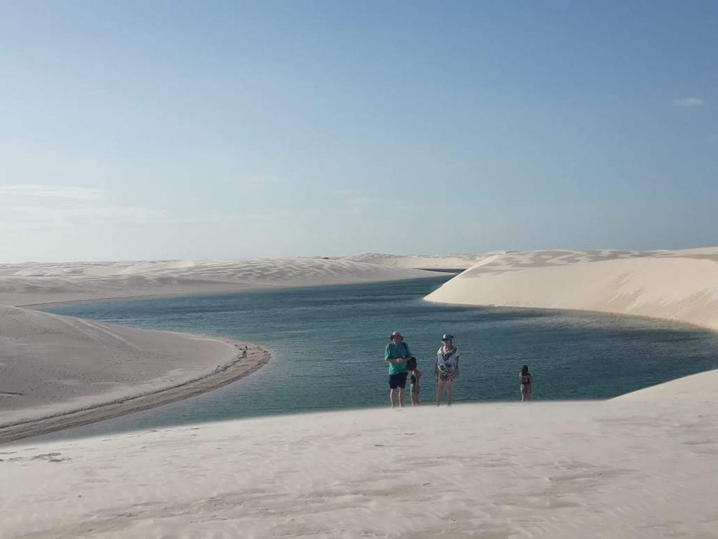 Paisaje de dunas y lagunas turquesa en Lençóis Maranhenses, nordeste de Brasil