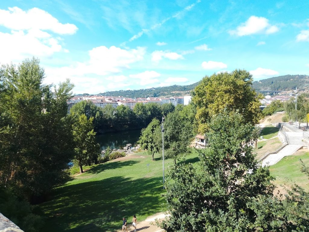 Bajada de la ciudad de Ourense hacia el paseo del rio Miño