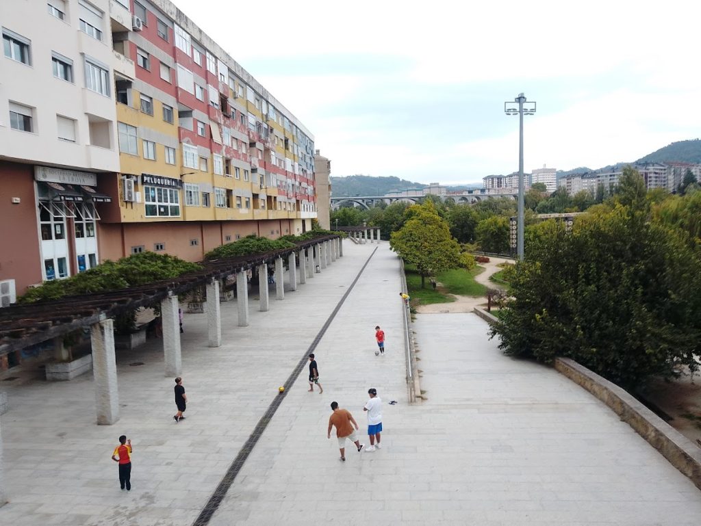 Ourense Edificios modernos que contrastan con el puente romeno