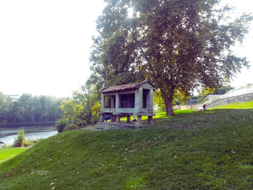 Horreo junto al rio Miño - Ourense- Galicia