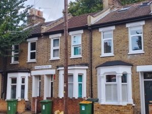 fila de casas londinenses en Stratford con estilo tradicional