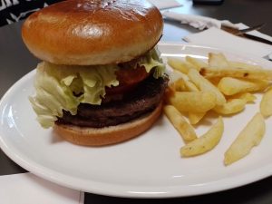 hamburguesa casera con papas fritas en Big Joe’s Cafe & Grill Stratford Londres