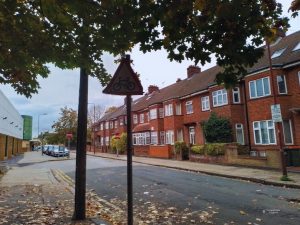 casas típicas de Londres en Stratford con fachadas iguales y jardines en otoño