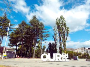 Cartel de Ourense en el parque de la iglesia Nuestra Señora de los Remedos