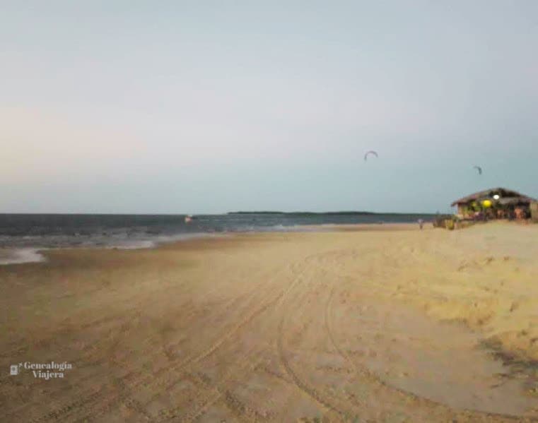 Playa amplia con olas en Atins MA