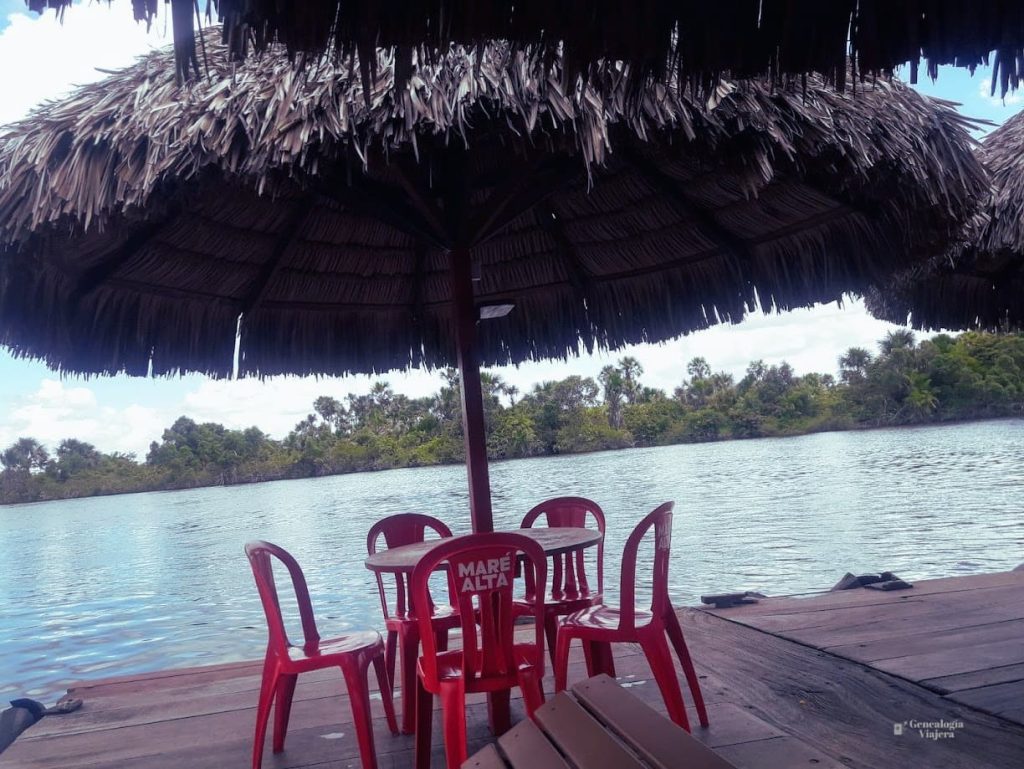 Mesas y sillas en el deck del restaurante Maré Alta, frente al Río Preguiças en Barreirinhas.