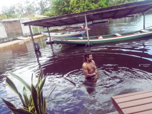Bañándose en el Río Preguiças en Barreirinhas, disfrutando de uno de los paisajes más auténticos de la entrada a los Lençóis Maranhenses.