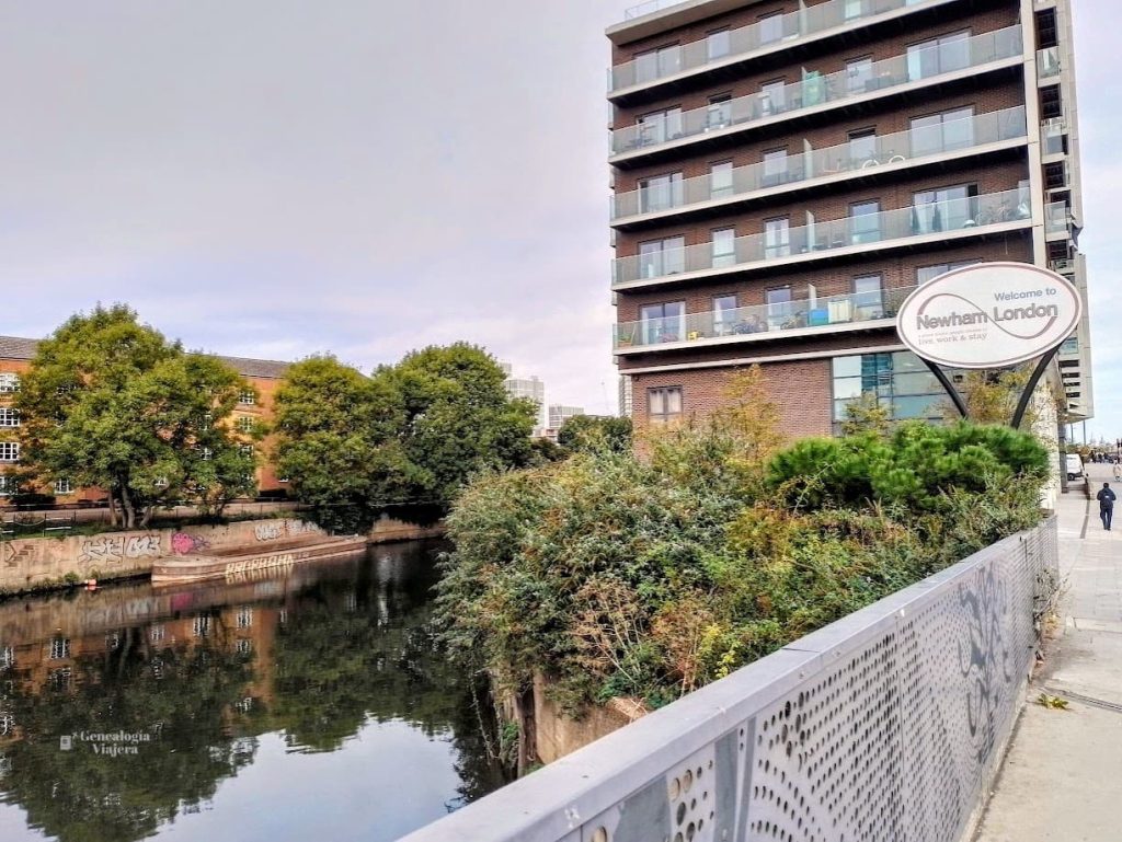 río Lea en Stratford Londres con cartel Welcome to Newham y edificios modernos