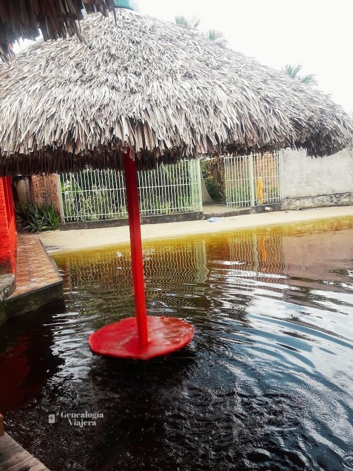 Sombrilla con mesa dentro del agua del Río Preguiças en Barreirinhas, ideal para relajarse junto al río.