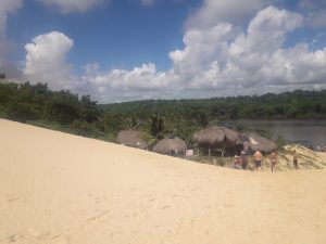 Dunas y sombrillas junto al rio Preguica- Maranhao