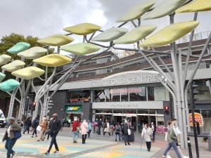 entrada principal del Stratford Centre en Stratford Londres con su estructura característica tipo esculturas metálicas