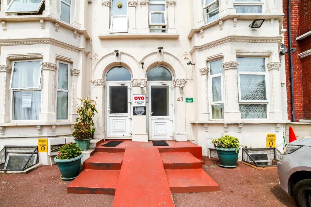 entrada del Stratford Hotel en Londres alojamiento en Stratford