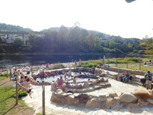 Gente bañandose en las termas de Ourense - Galicia