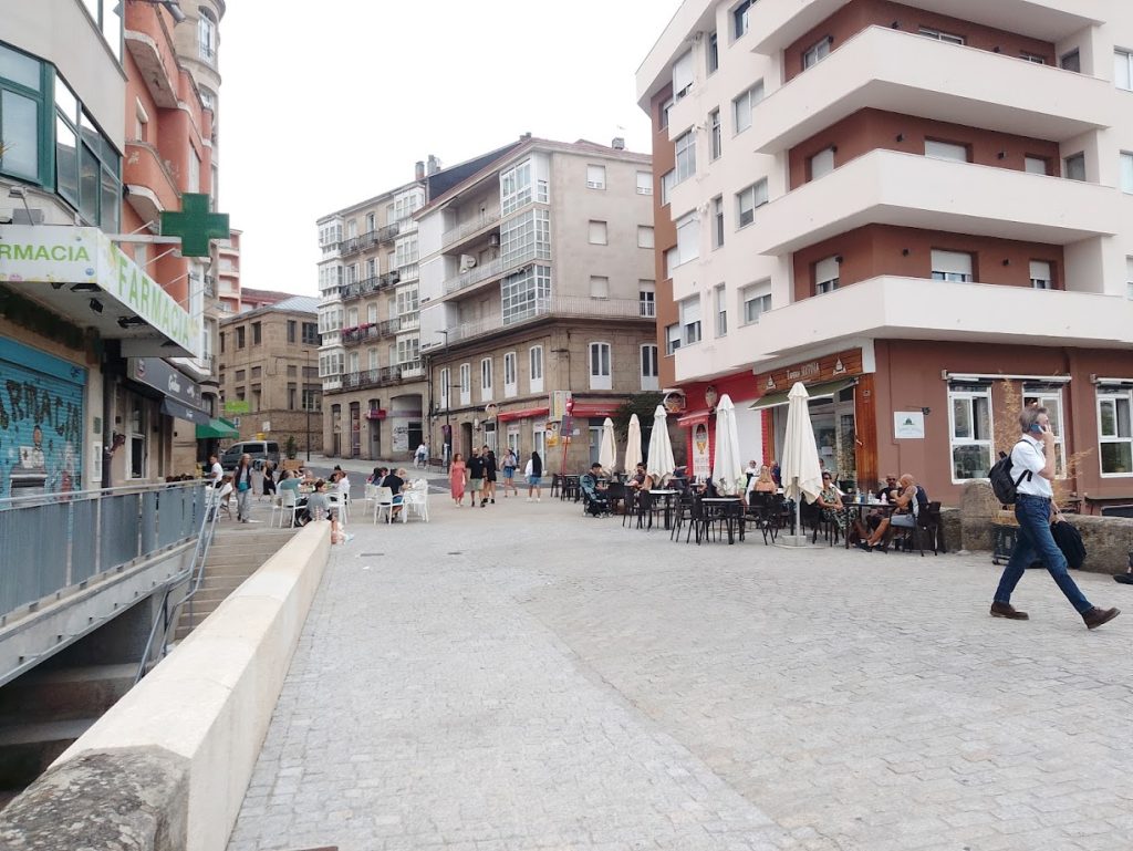 Barrio de Ourense mirando al puente romano y al rio Miño