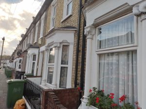 fila de casas típicas de Londres en Stratford con grandes ventanales