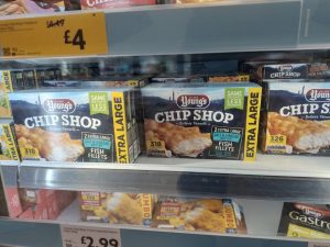 filetes de pescado rebozados tipo fish and chips en supermercado Morrisons Stratford Londres