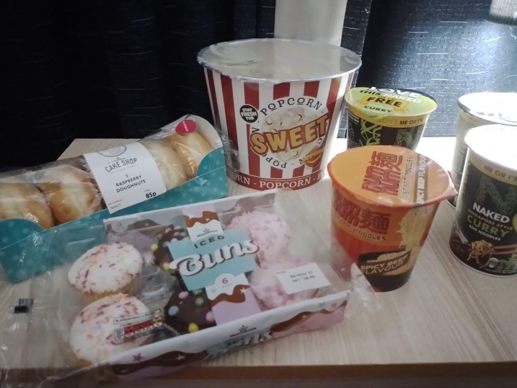 compras en Morrisons Stratford Londres: donas, budines, pochoclo y sopas instantáneas para llevar al hotel