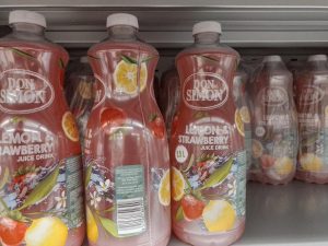 jugos de frutilla en botella en supermercado Morrisons Stratford Londres