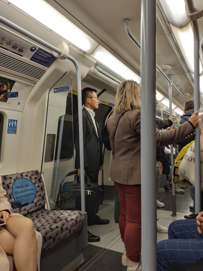 interior del metro de Londres (Tube) durante un viaje en Stratford