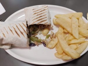 wrap vegetariano con papas fritas en Stratford Londres