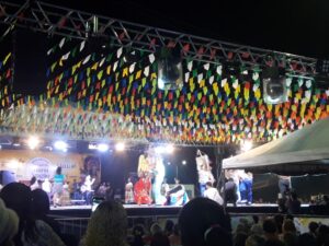 Escenario de bumba meu boi en la Praça Benedito Leite durante las celebraciones de junio en São Luís do Maranhão