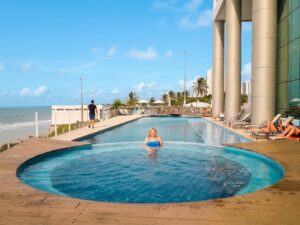 Piscina del Hotel Luzeiros São Luís con vista a la playa y la costa de São Luís do Maranhão