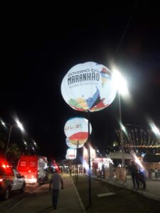 Decoración de festas juninas en la Praça Benedito Leite de noche, en el centro histórico de São Luís do Maranhão