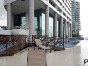 Reposeras junto a la piscina del Hotel Luzeiros São Luís
