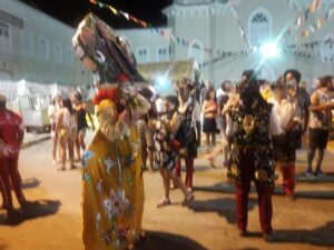 Personas con trajes típicos del Bumba Meu Boi durante las Festas de São João en São Luís do Maranhão