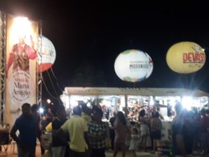 Puestos de comida en la Praça Benedito Leite de noche, en el centro histórico de São Luís do Maranhão