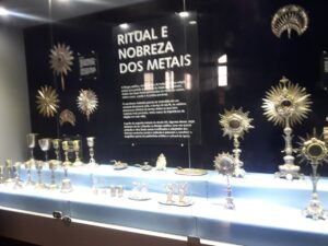 Cálices y objetos litúrgicos exhibidos en el Museu de Arte Sacra de São Luís do Maranhão