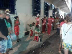 grupo tocando tambores durante las Festas de São João en el centro histórico de São Luís do Maranhão