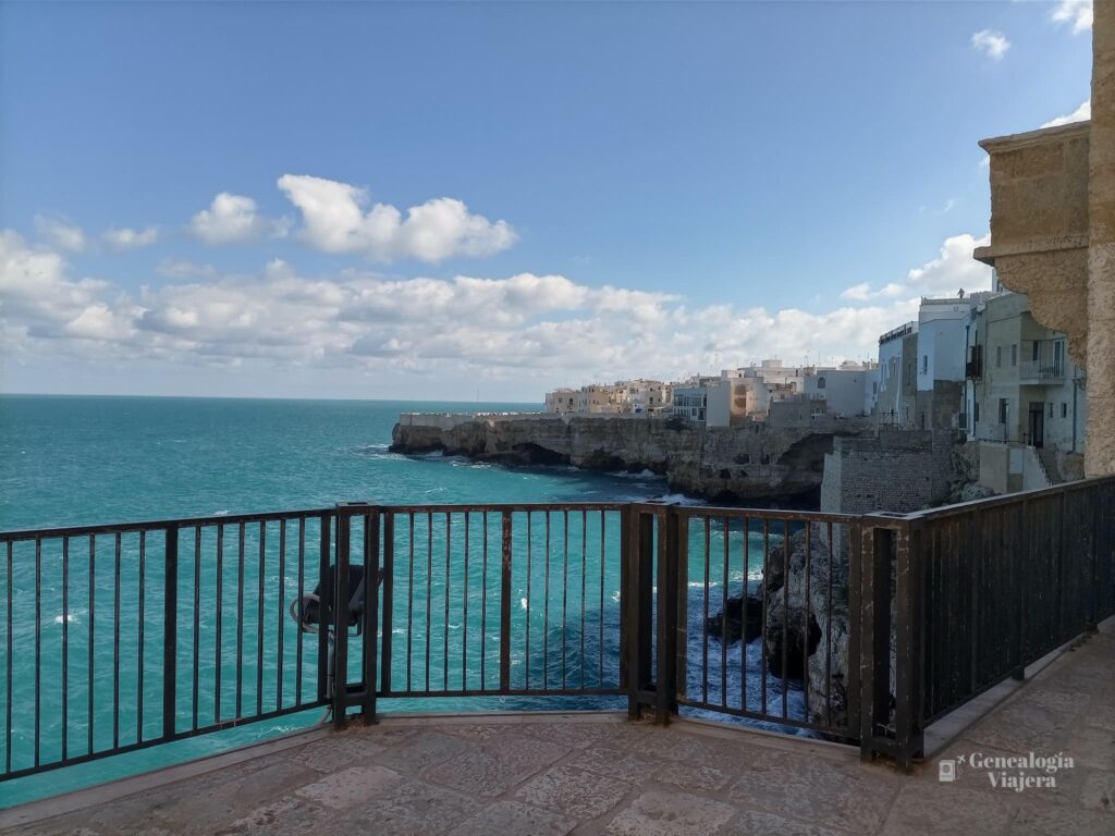 Balcón con vistas al mar Adriático en Polignano a Mare, con acantilados y paisaje costero de Puglia