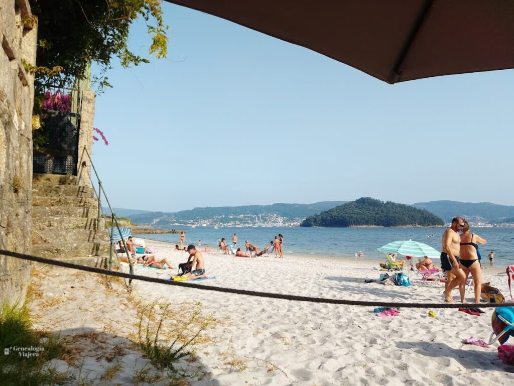 Casita tradicional de piedra con flores junto al acceso a la playa de Chancelas, en la ría de Pontevedra.