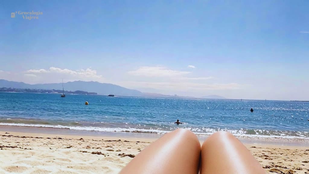 Playa de Cangas de Morrazo en una tarde soleada y ventosa a fines de agosto 