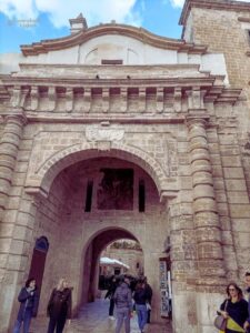 Acceso al casco histórico de Polignano a Mare desde una de sus calles principales
