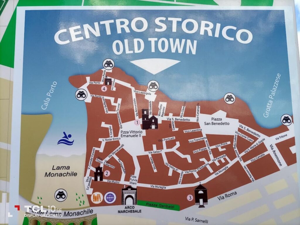 Mapa turístico de Polignano a Mare ubicado en la estación de tren, con el centro histórico y los principales puntos de interés