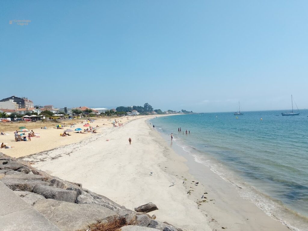 Playa de Rodeira en Cangas do Morrazo vista desde una zona elevada, con arena clara y aguas turquesas de la ría de Vigo.