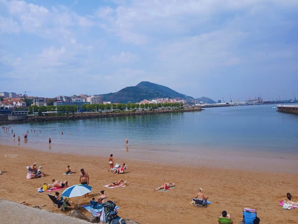 Playas del norte de España- aguas tranquilas en la riadel País Vasco