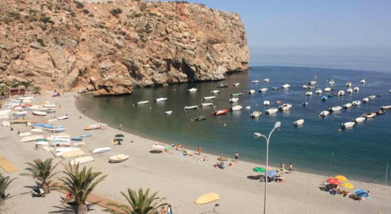 Playa de Calahonda en la Costa del Sol durante un día soleado de verano.