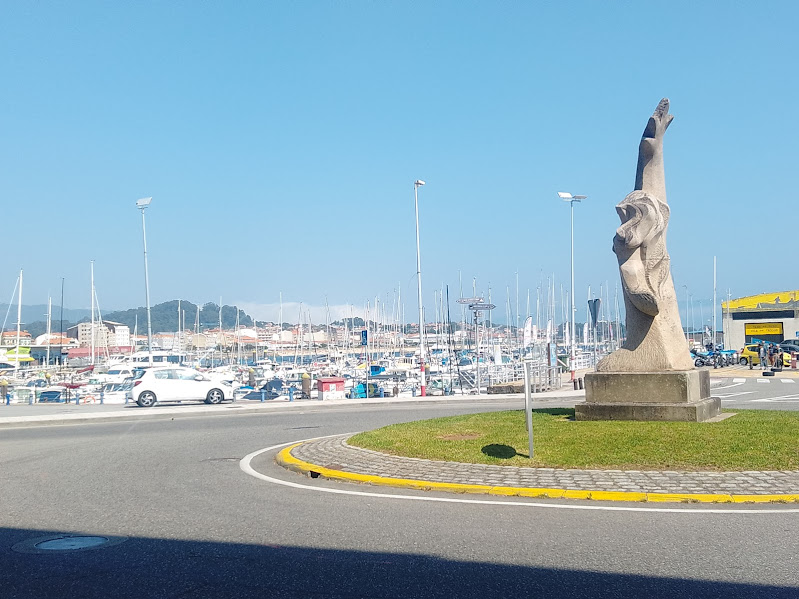 Vista del puerto en Cangas de Morrazo- Galicia con embarcaciones