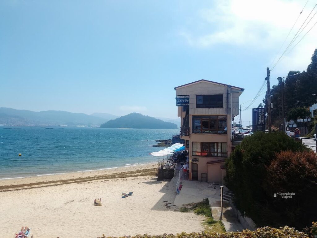 Restaurante con vistas a la playa y a la isla de Tambo en la ría de Pontevedra, junto a la entrada de Combarro.