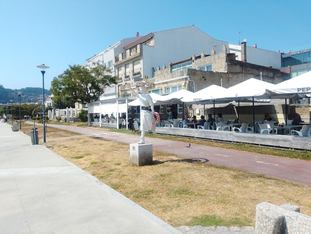 Restaurantes y terrazas frente al mar en el paseo marítimo de Cangas do Morrazo.- - Galicia